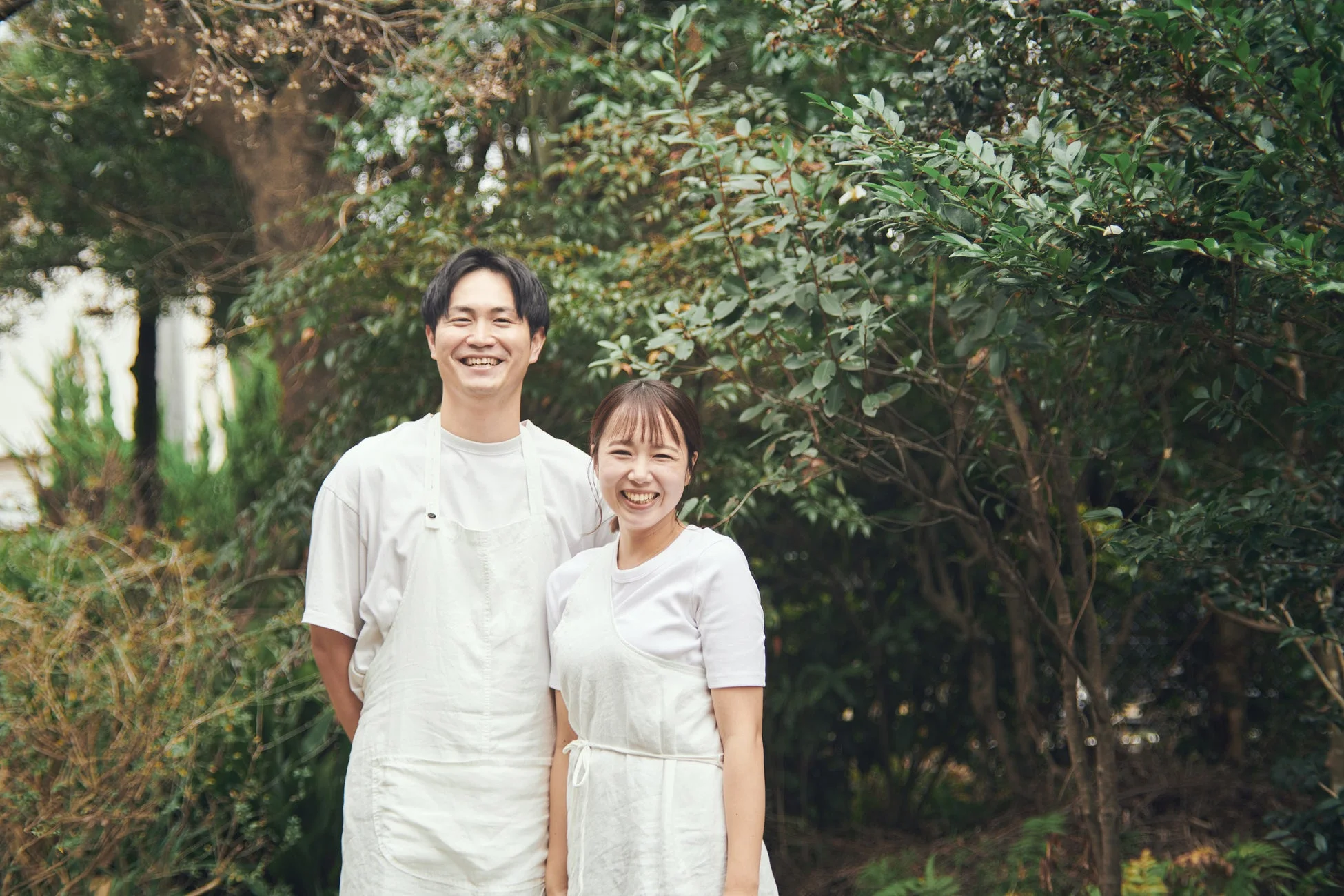 緑豊かな屋外で笑顔の男女