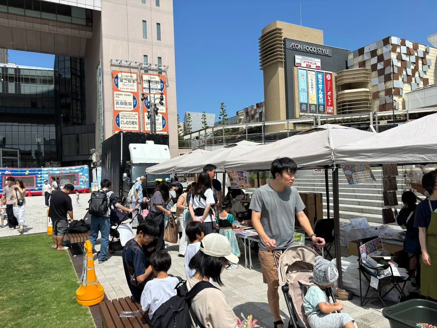 ワークショップや屋台が並ぶ広場