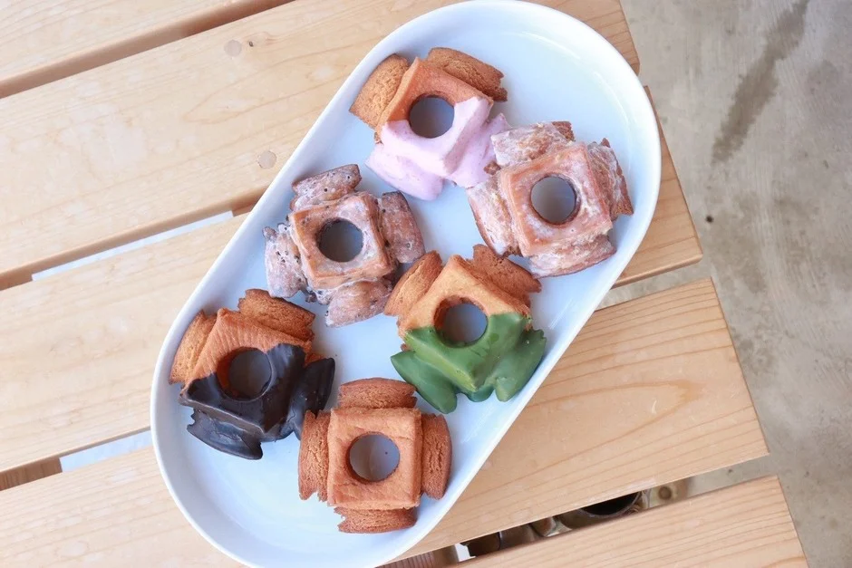 焼き菓子,ドーナツ,スイーツ,デザート,菓子,プレート,カラフル,チョコレート,抹茶,いちご,木目,テーブル,おやつ,甘いもの