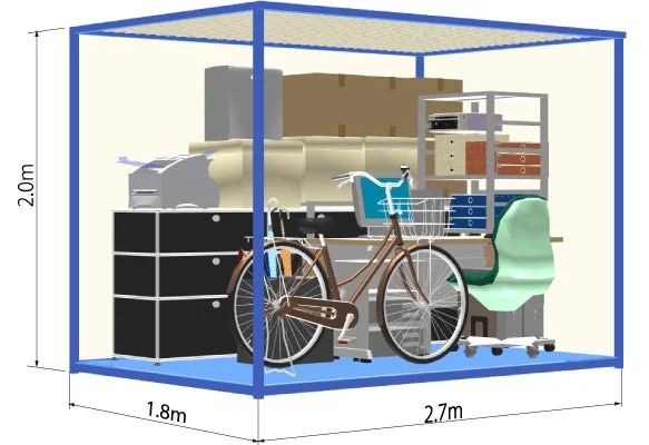 寸法が示された収納スペースに、自転車、オフィス家具、家電、段ボール箱など多くの荷物が効率よく詰め込まれています。レンタル収納の利用例や収納計画の参考になるイメージです。