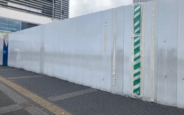 新宿駅東口駅前広場にアートが出現！「Life Stripe」が人々の営みを彩る