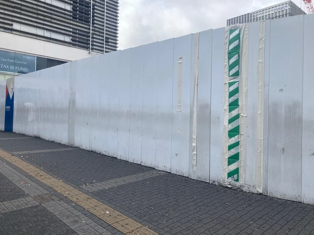 新宿駅東口駅前広場にアートが出現！「Life Stripe」が人々の営みを彩る