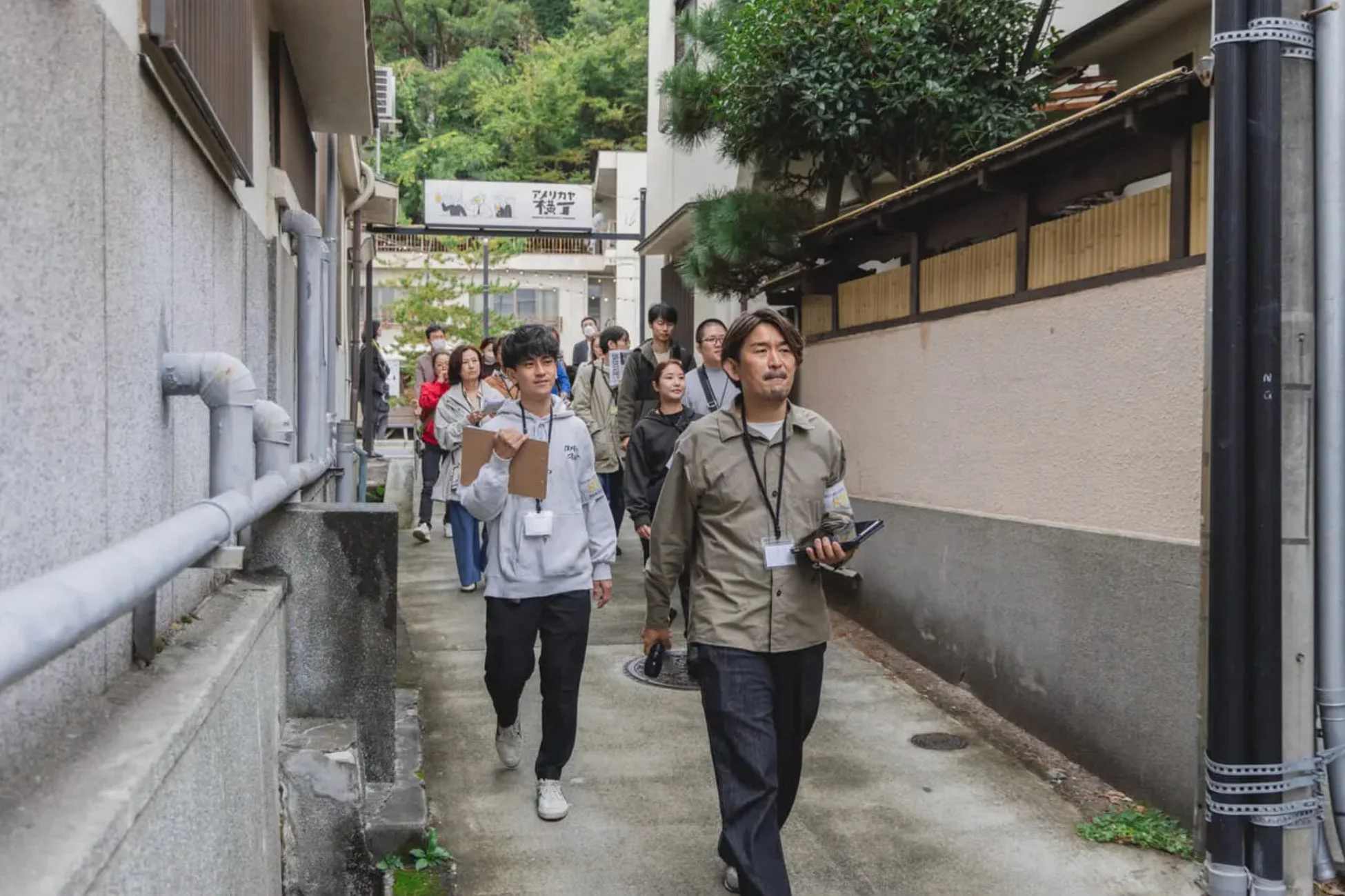 街並みを歩く人々