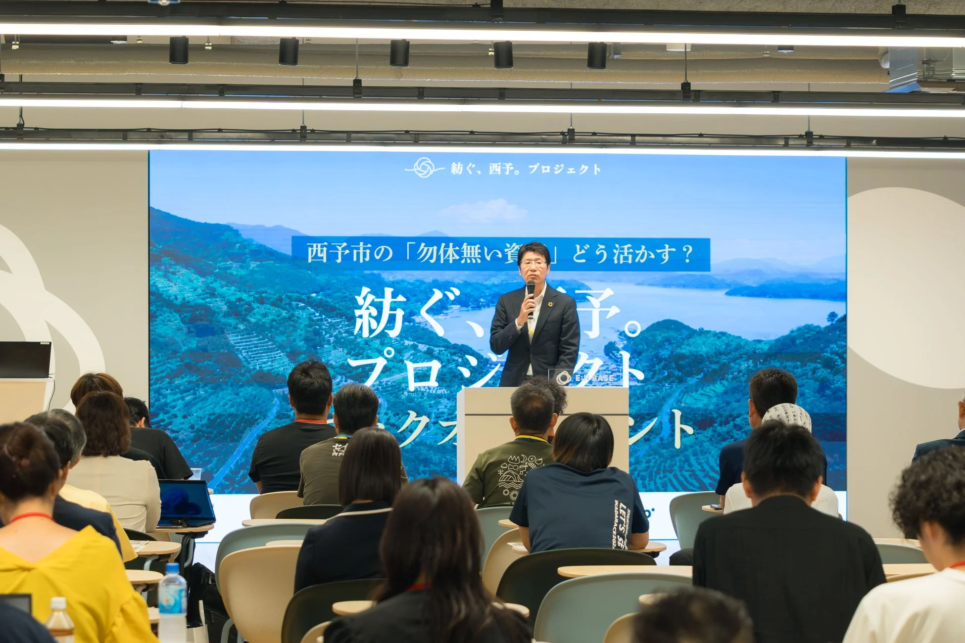 キックオフイベントで講演する男性