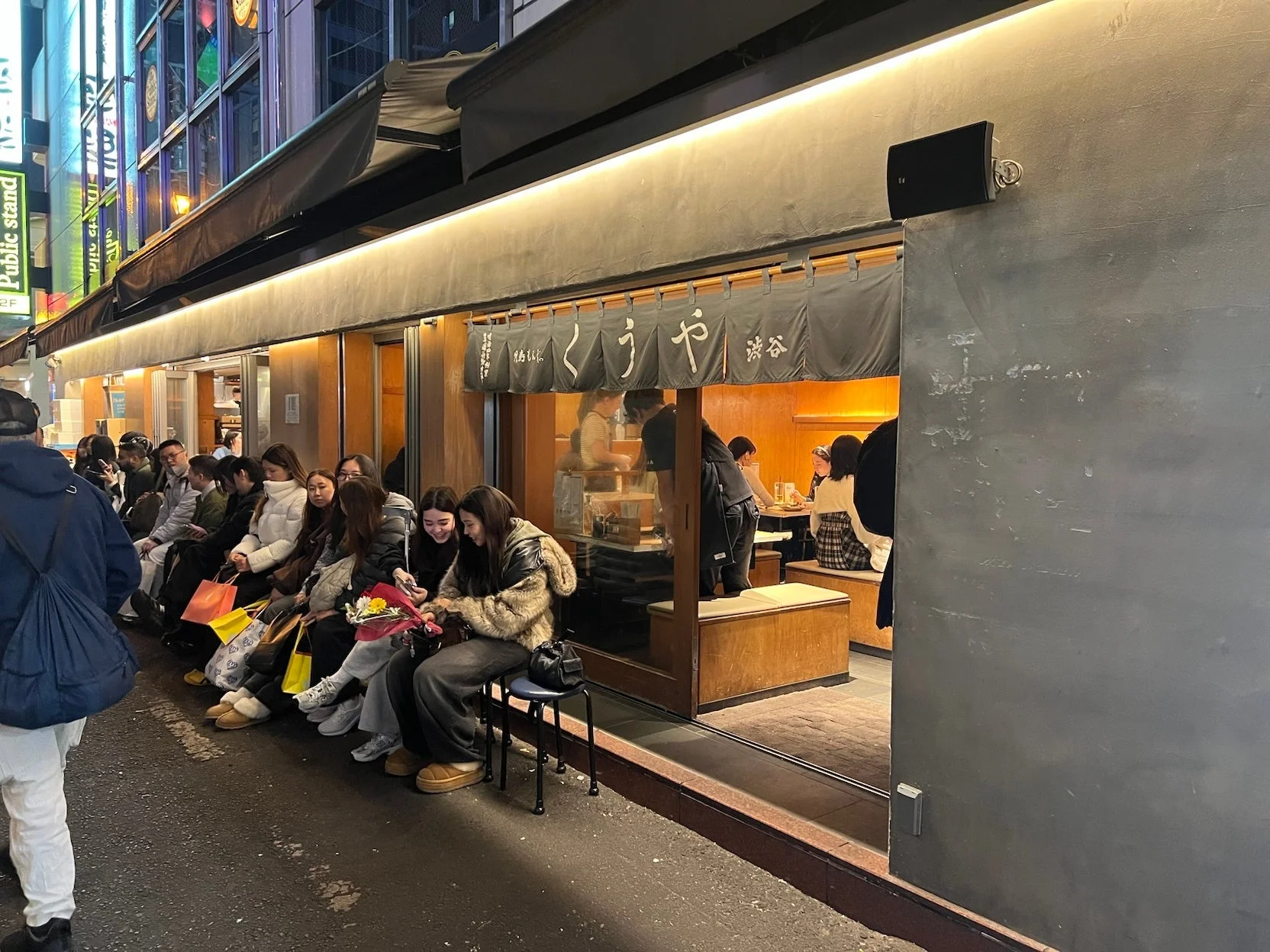 渋谷の「くうや」に行列する人々