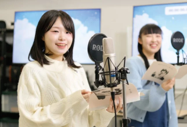 レコーディングスタジオでマイクに向かう女性