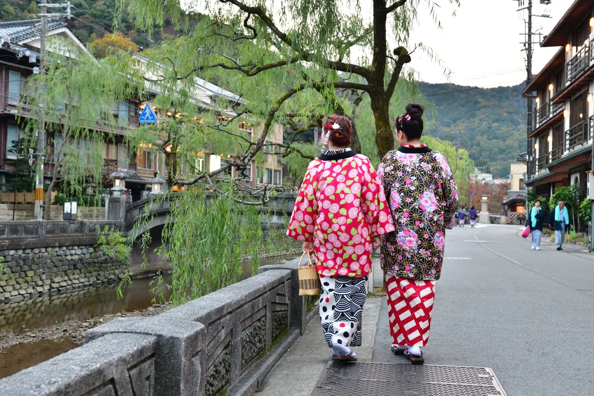 温泉街を歩く着物姿の女性