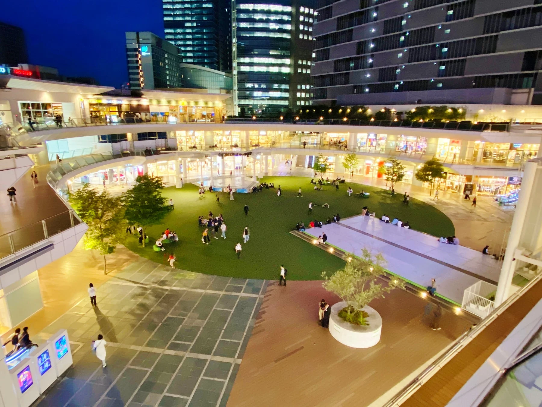 夜のラゾーナ川崎プラザの広場と商業施設