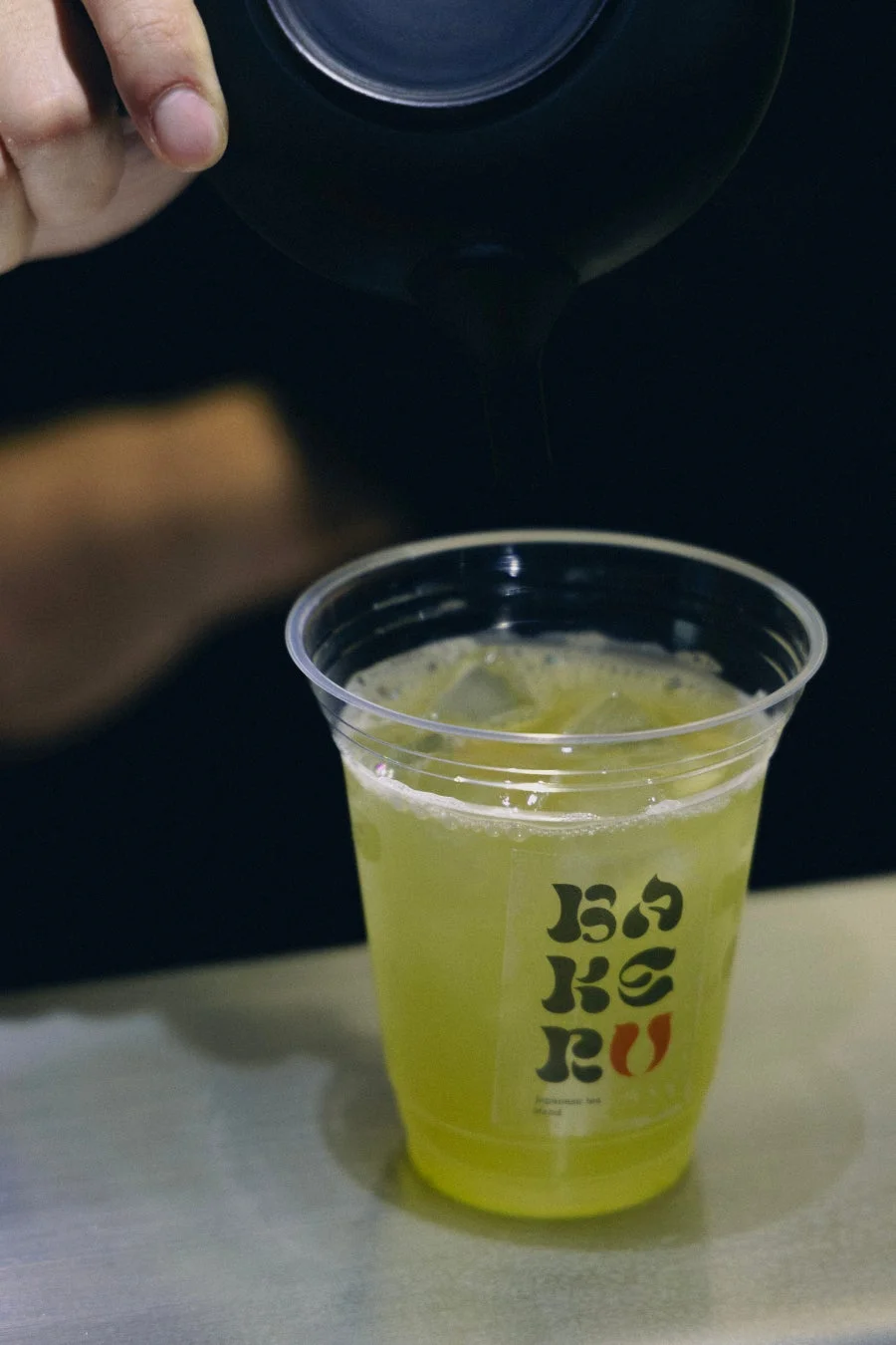 お茶を注ぐ様子