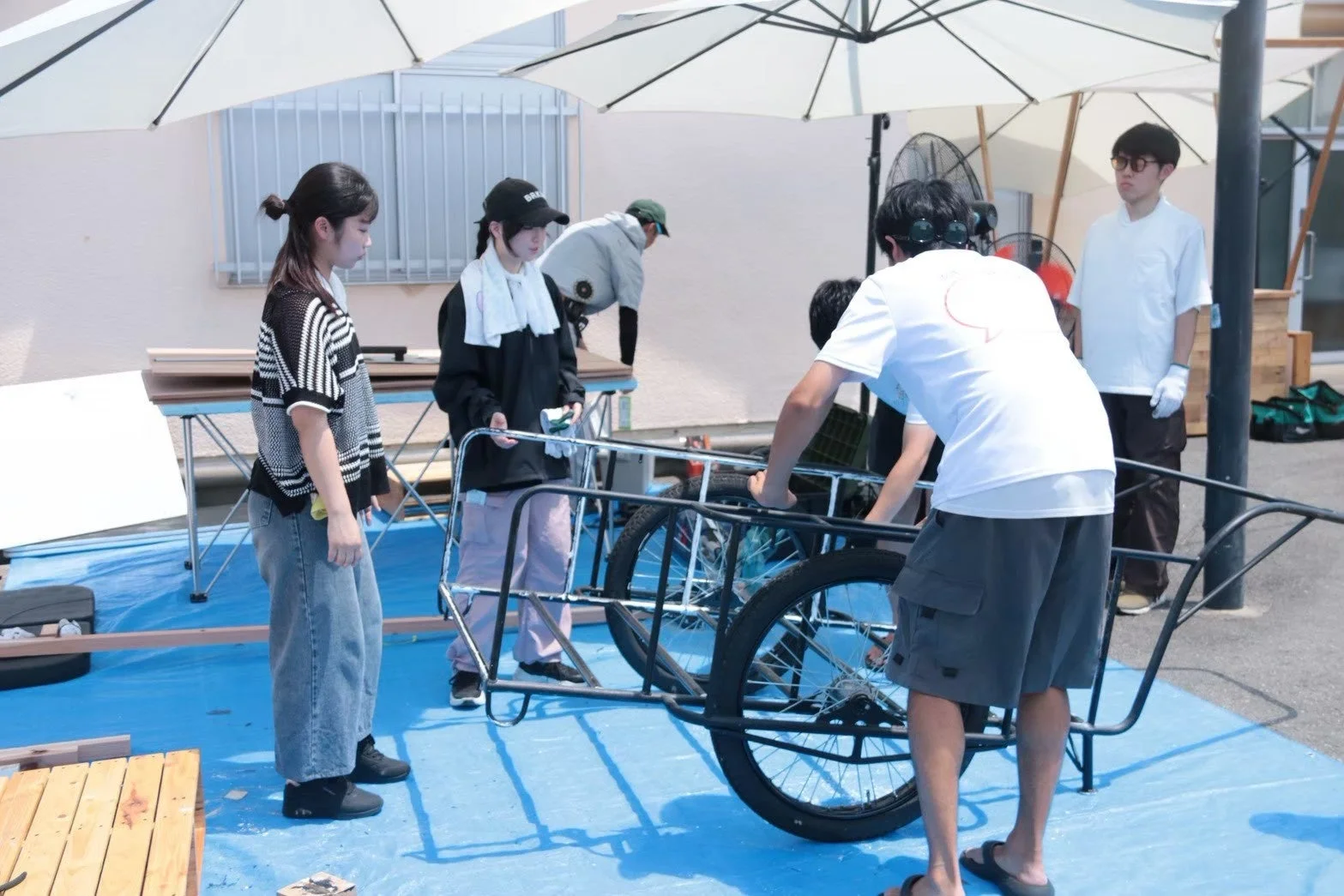 学生がリヤカー屋台を組み立てる様子
