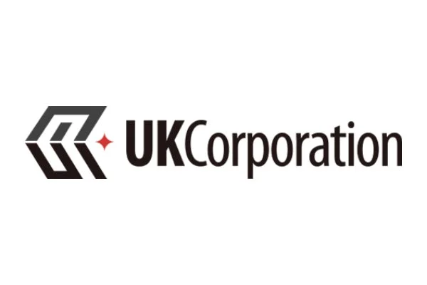 白地に「UKCorporation」という社名と、その左に幾何学的なデザインのロゴが配置された画像です。企業やブランドの識別に使用されるロゴマークと考えられます。