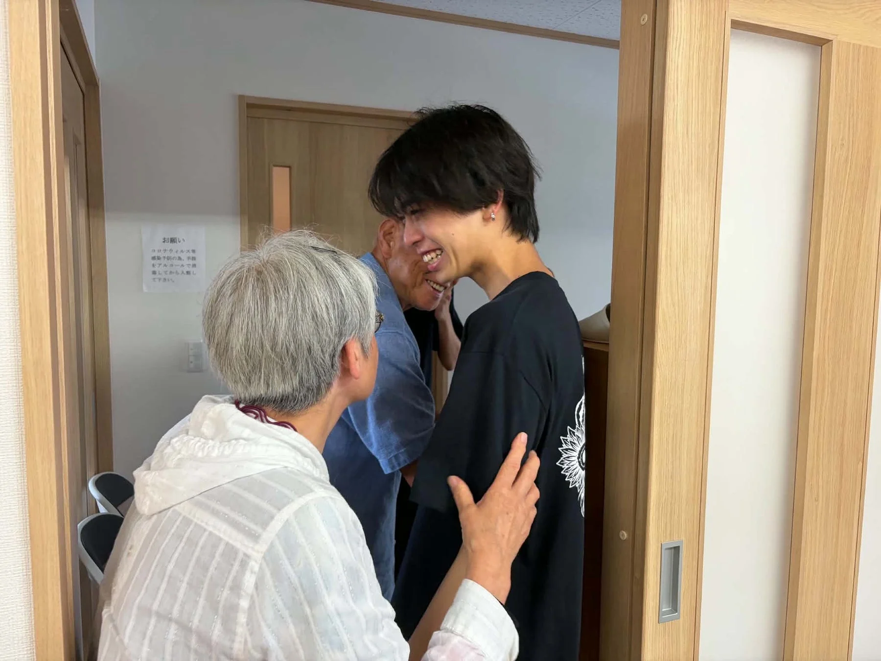 笑顔で交流する人々