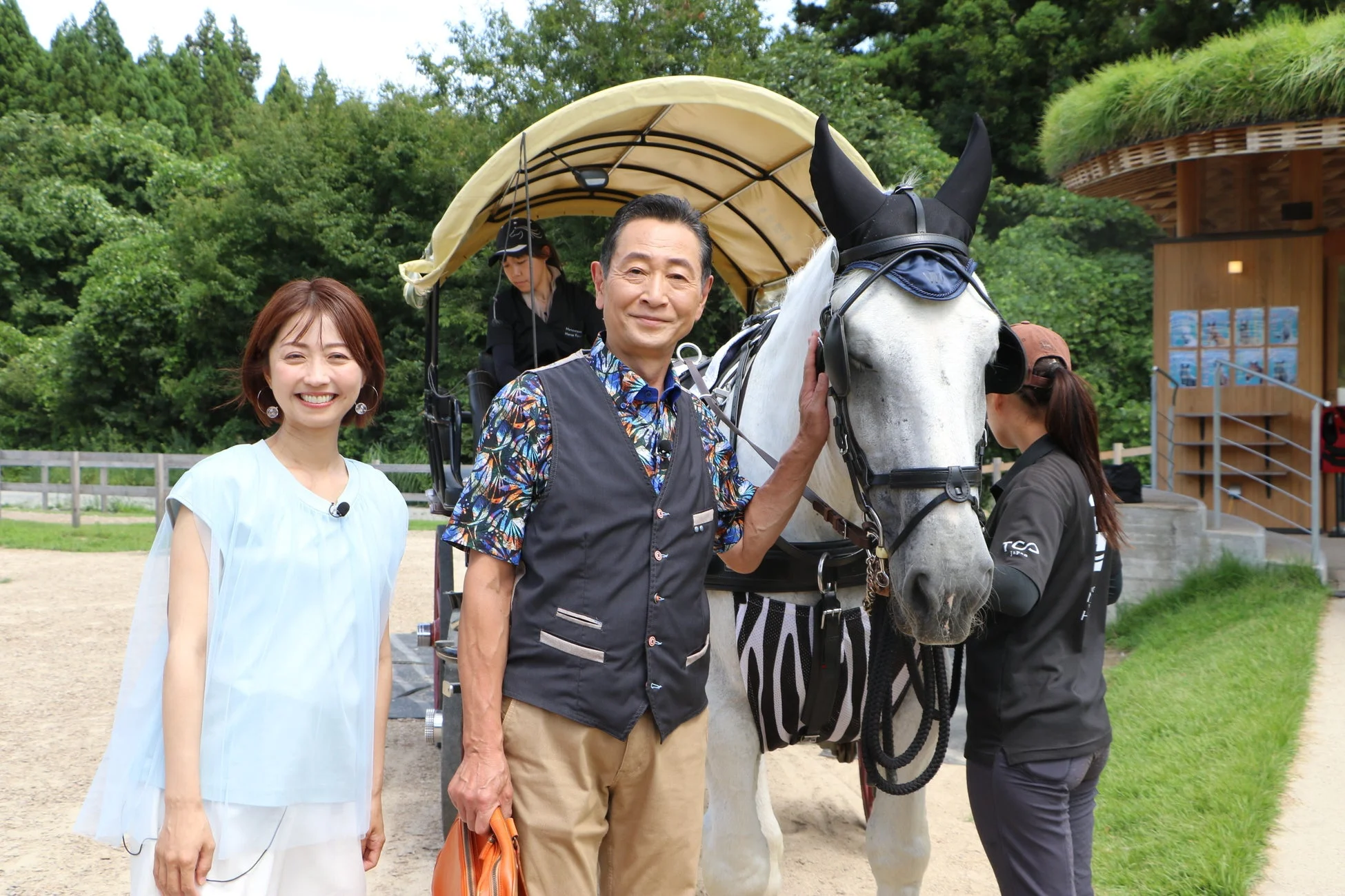 馬と馬車のそばに立つ男女
