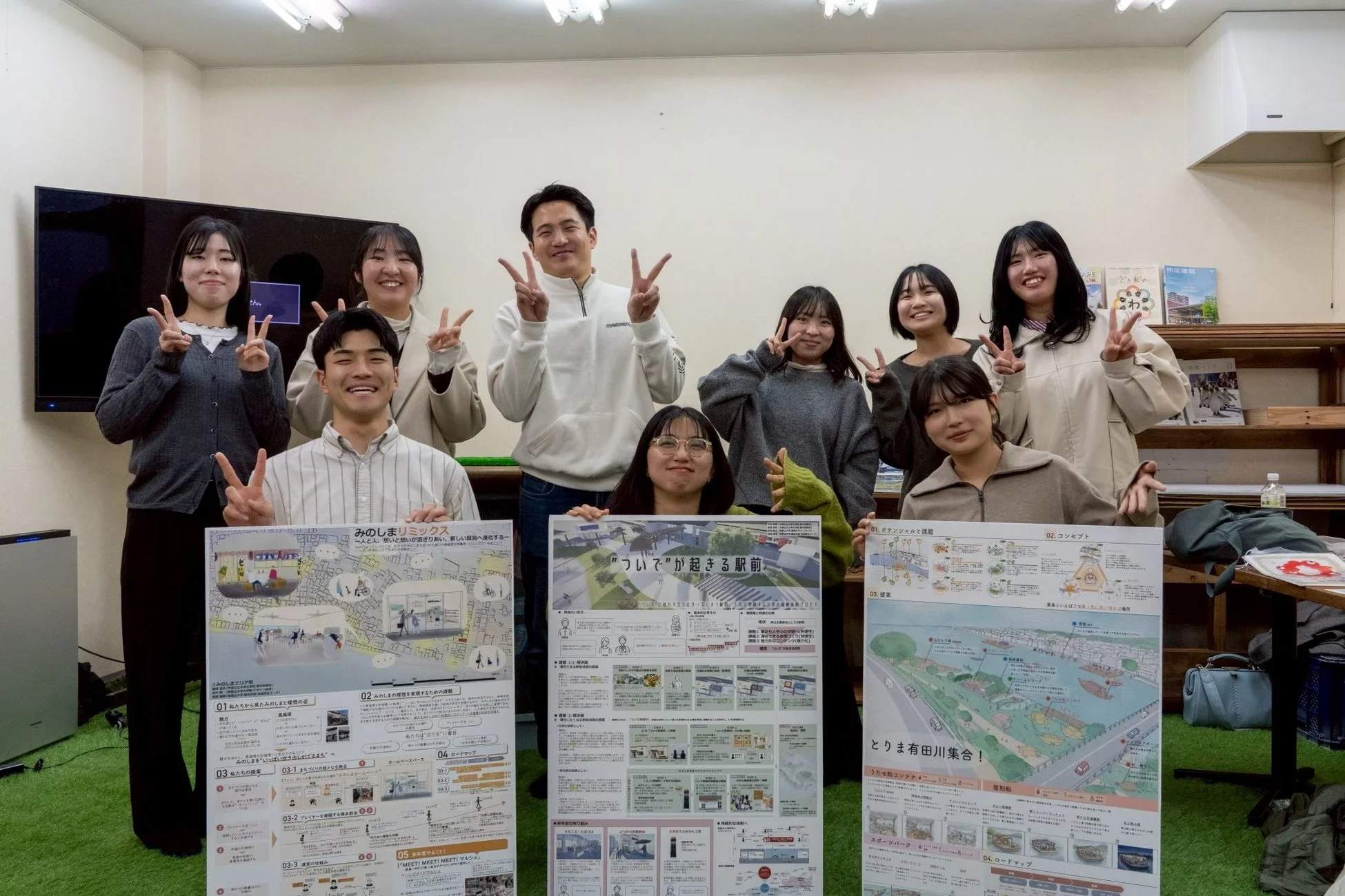 学生がプロジェクトポスターを囲む様子