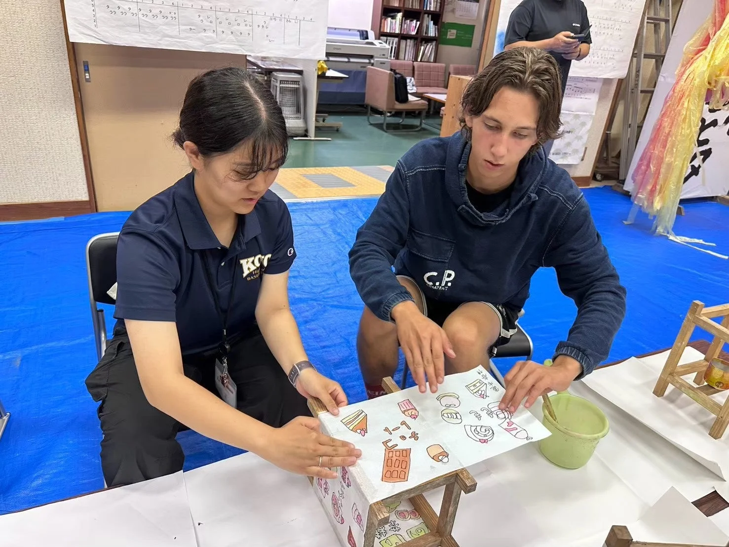 クラフト作業をする若者たち