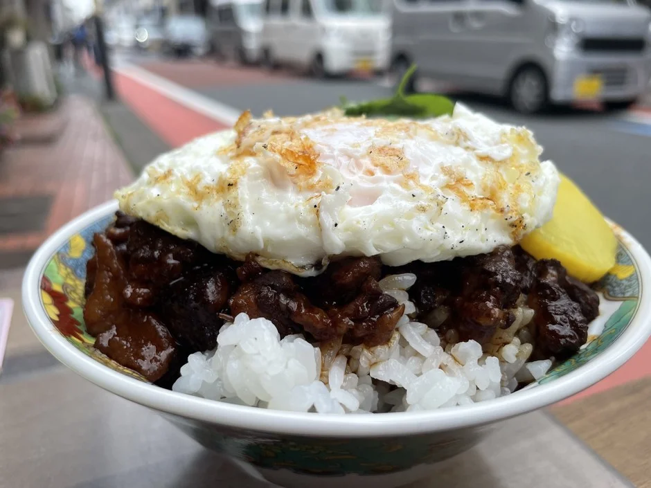 ご飯の上に甘辛く煮込まれた豚肉と目玉焼きがのった魯肉飯