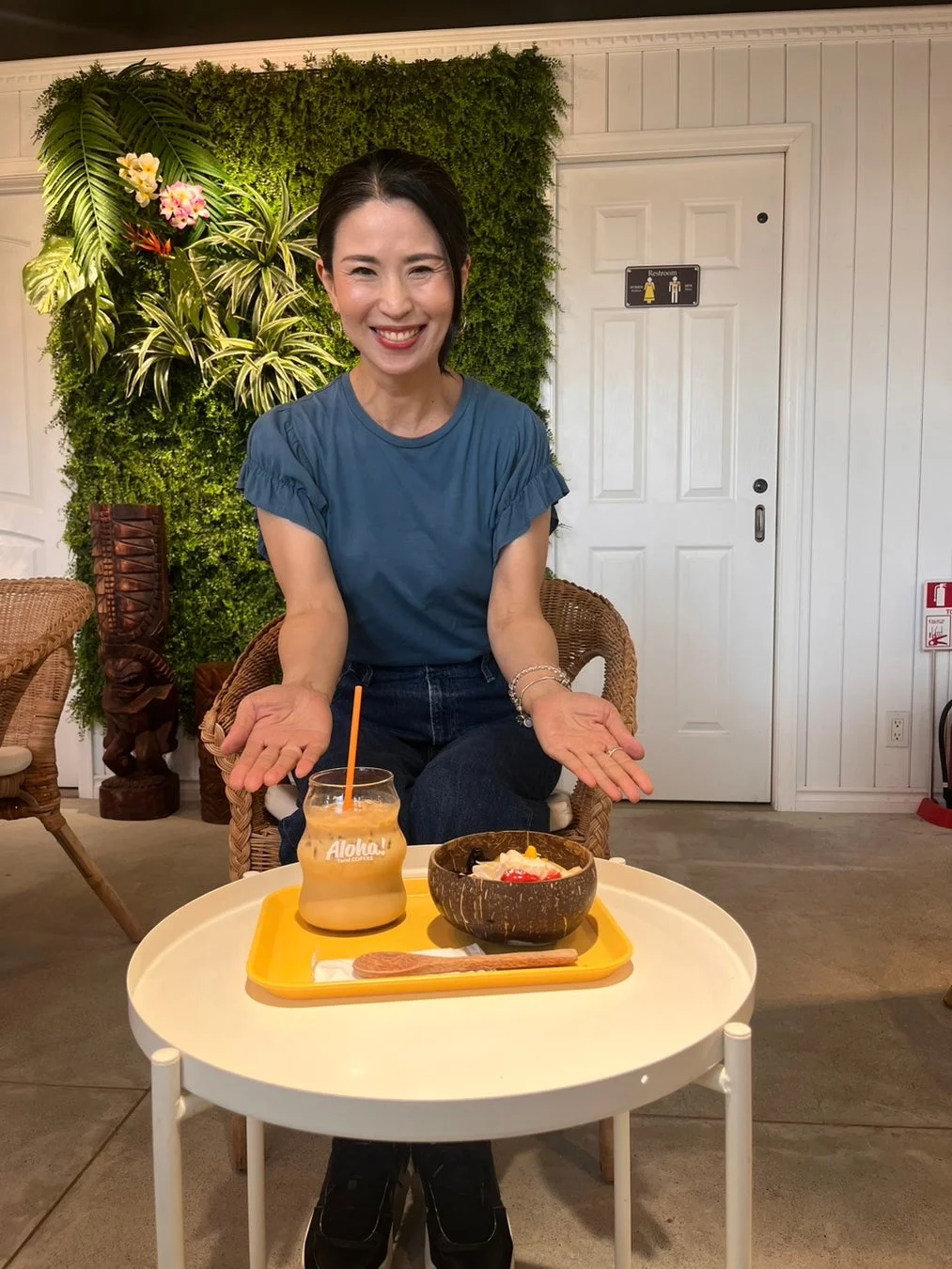 カフェで笑顔の女性