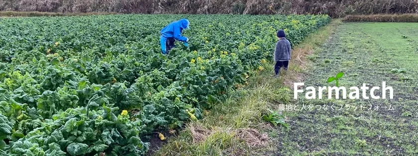 畑で農作業をする大人と子供