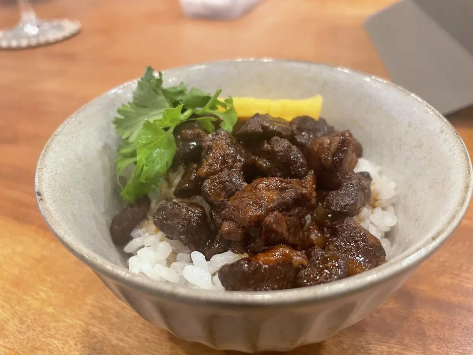 香草と漬物が添えられた魯肉飯