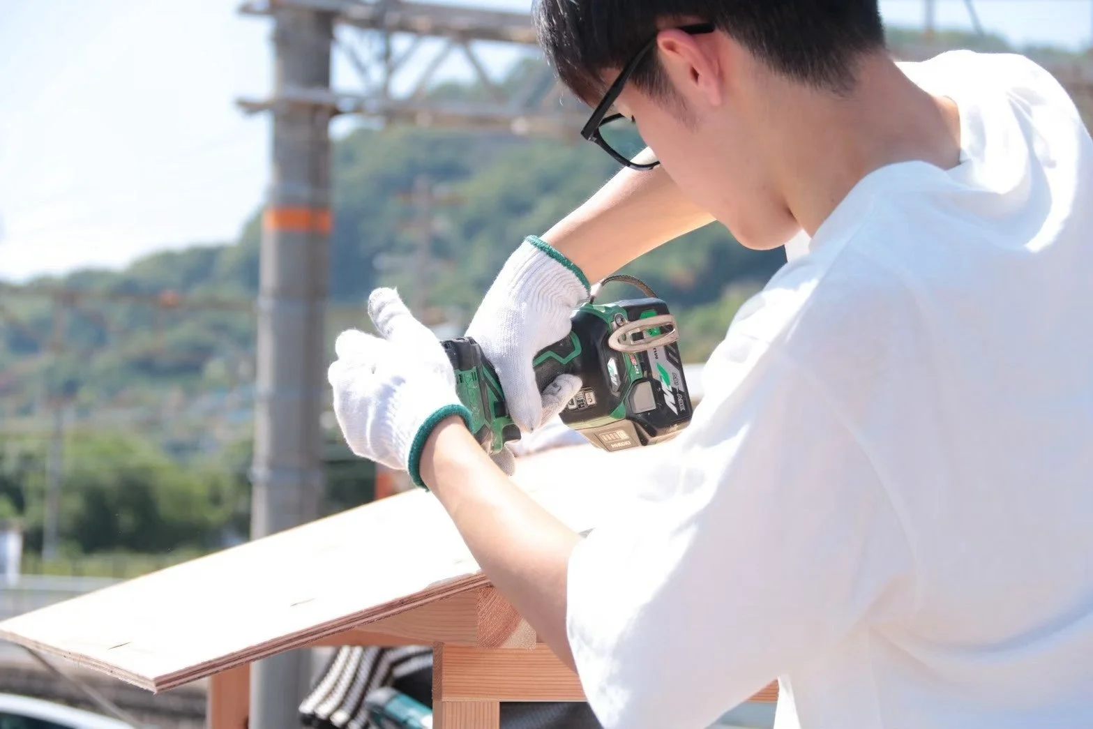 電動ドリルで木材を加工する様子