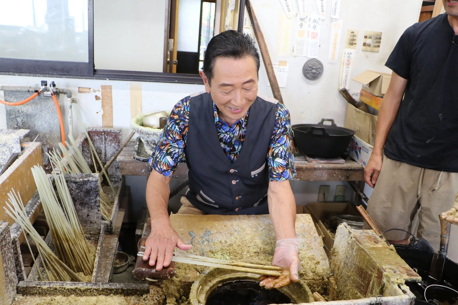和ろうそく作りをする男性