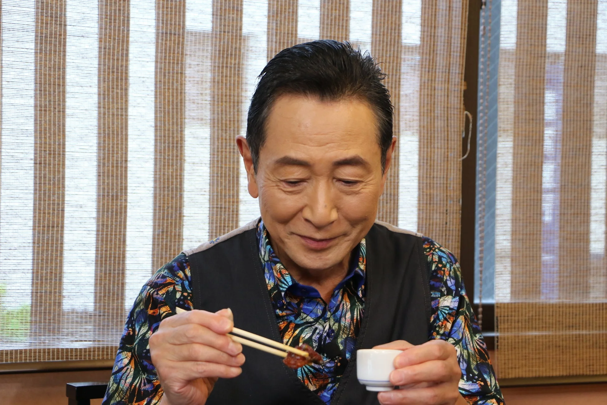 食事をする男性