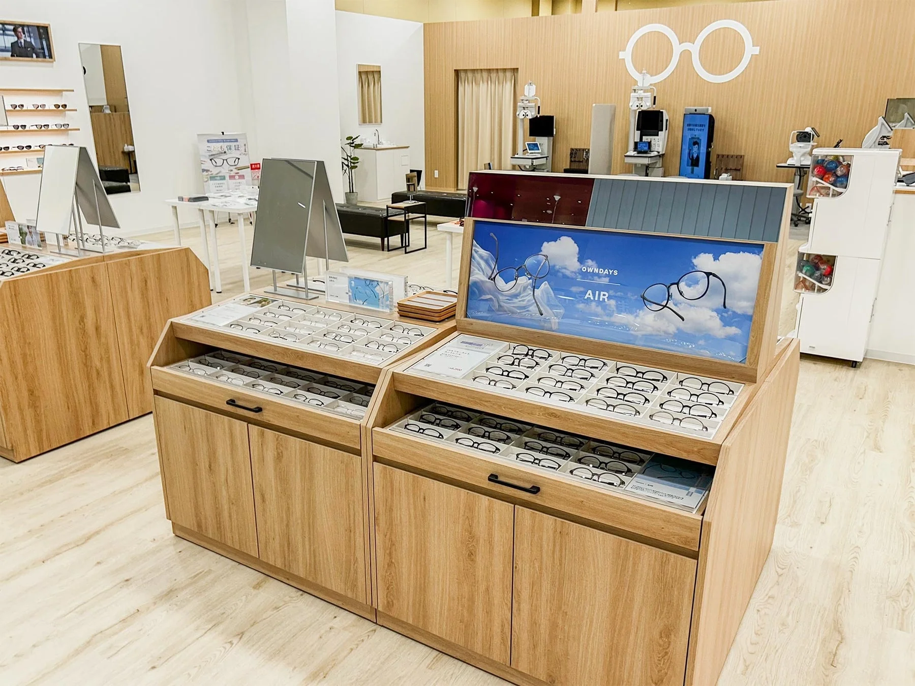 OWNDAYS店内のディスプレイ