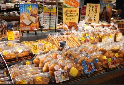店内で焼き上げるパンが並ぶベーカリーコーナー