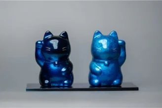 青い招き猫の置物