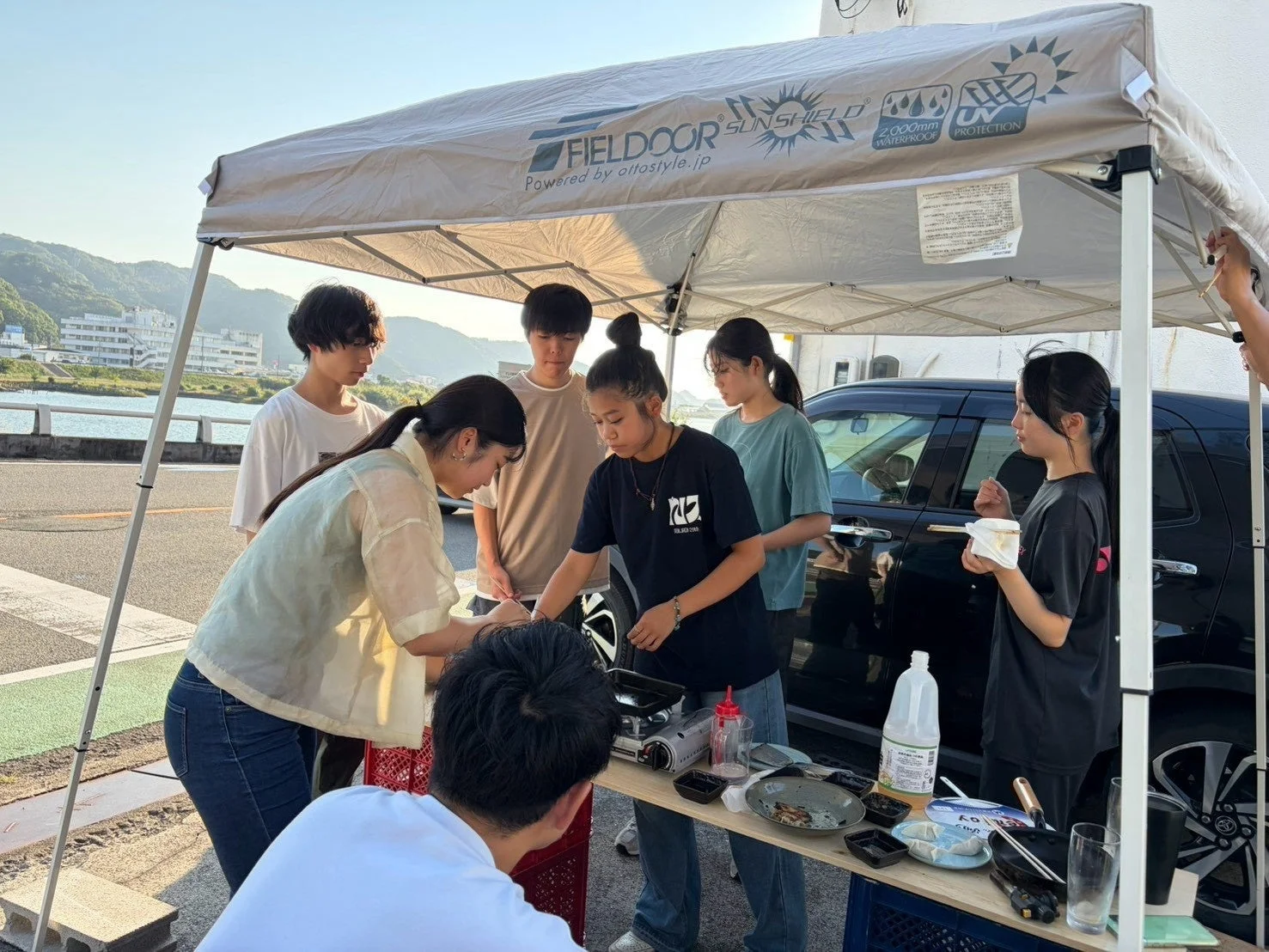 野外でメニューを試作する学生たち